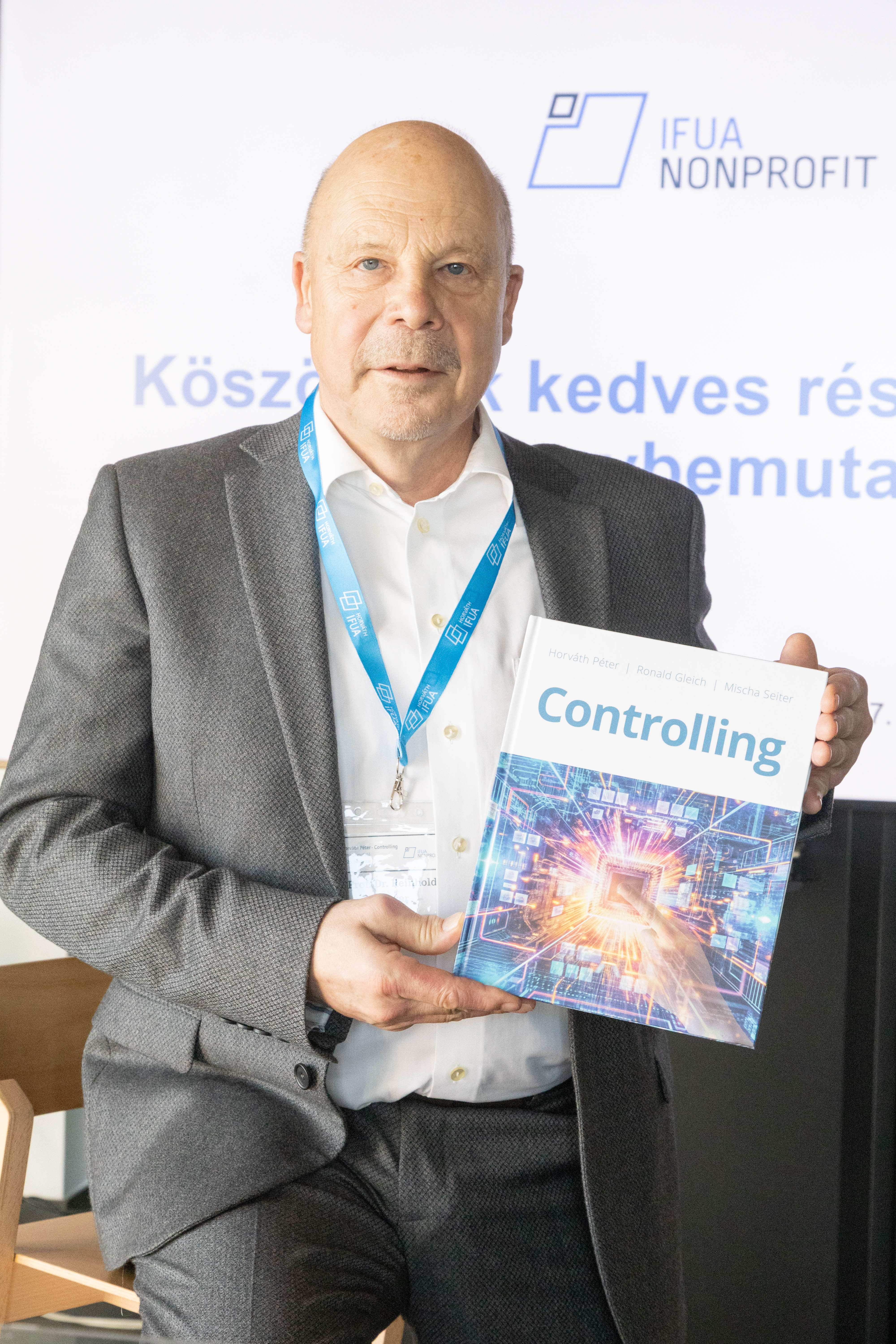 Reinhold Mayer mit Buch