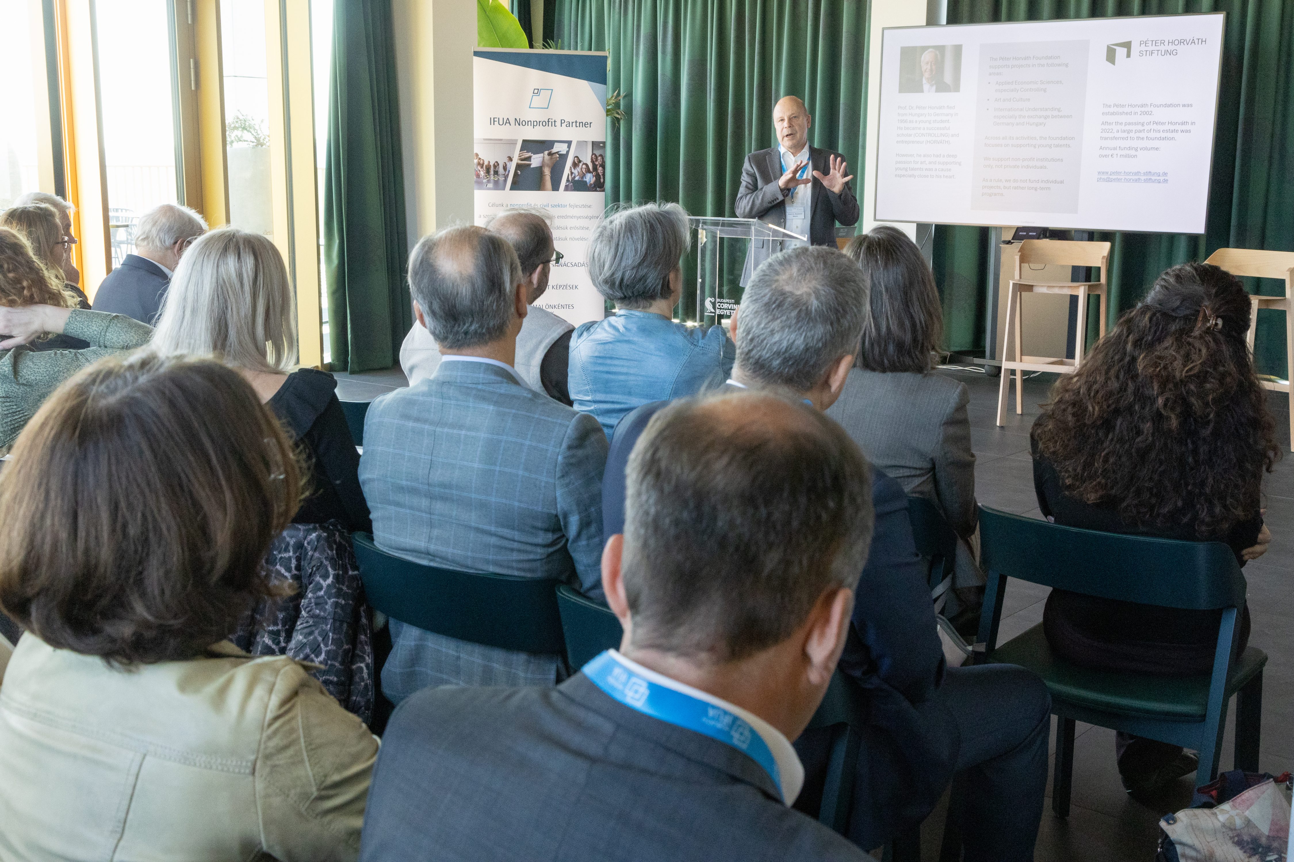 Péter Horváths Lehrbuch „Controlling“ auf Ungarisch vorgestellt