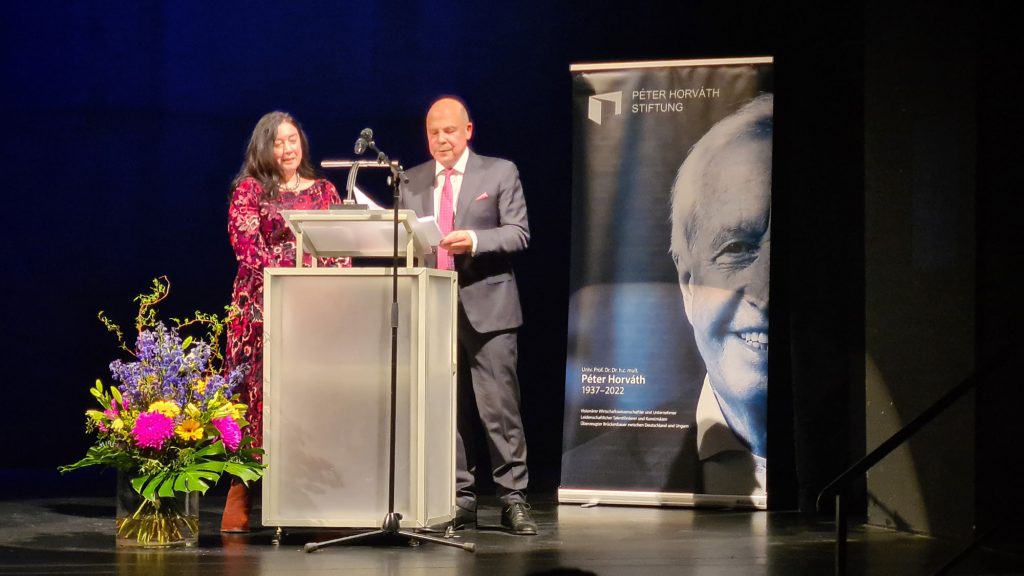 Irmgard Nille und Prof. Dr. Reinhold Mayer begrüßten im Namen der Péter Horváth Stiftung die Gäste